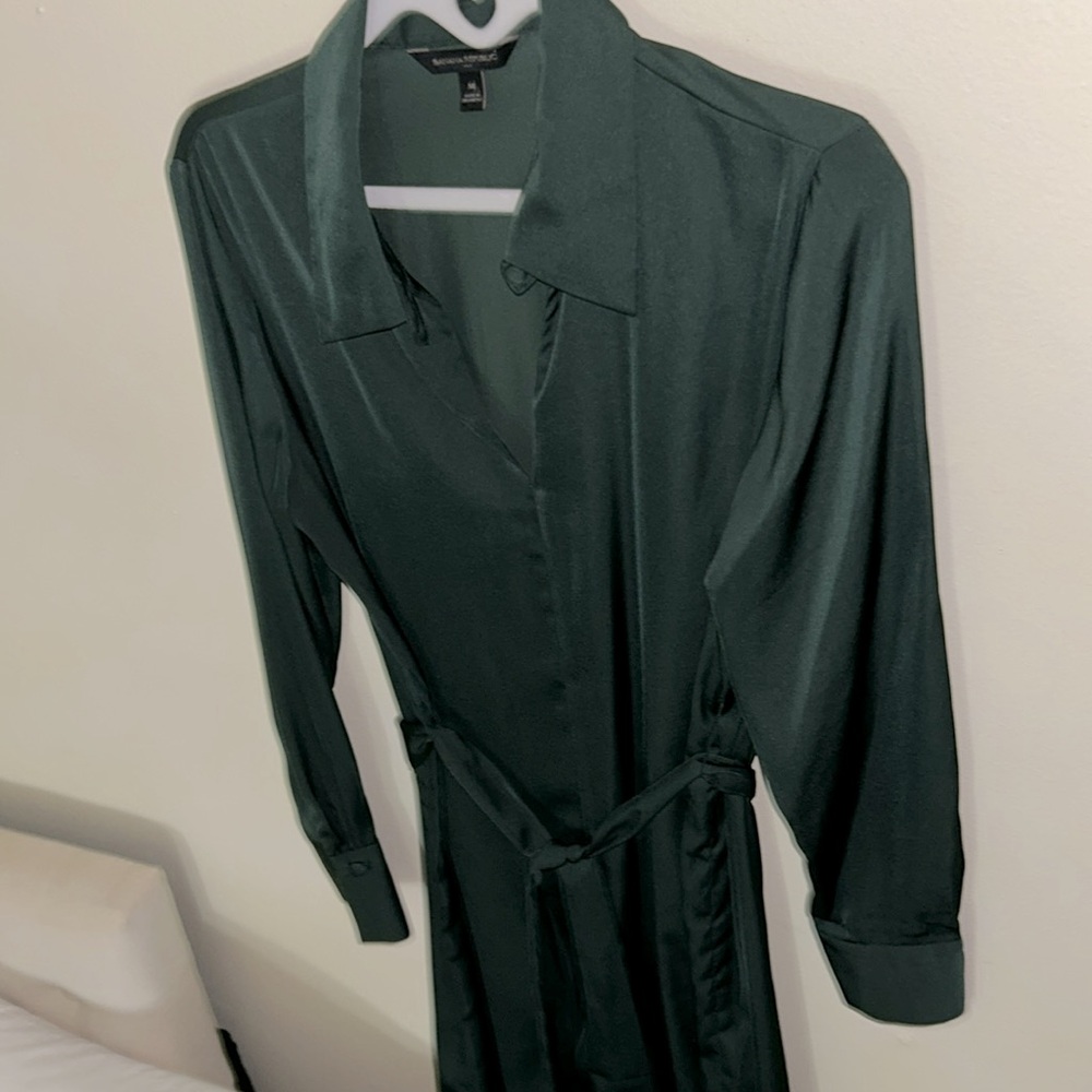 Split neck knee length dress, size medium - Picture 2 of 4
